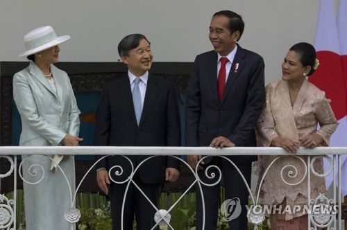 일왕 인도네시아 국빈 방문(보고르[인도네시아] AP=연합뉴스) 19일(현지시간) 나루히토 일왕 부부(왼쪽)와 조코 위도도 인도네시아 대통령 부부가 인도네시아 보고르에 있는 대통령궁에서 만나 대화하고 있다. 2023.6.19 photo@yna.co.kr