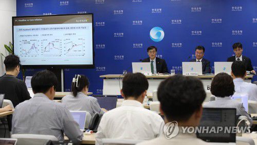 질문에 답하는 이창용 총재(서울=연합뉴스) 이창용 한국은행 총재가 19일 서울 중구 한국은행 에서 열린 '2023년 상반기 물가안정목표 운영상황 점검 설명회'에서 기자들의 질문에 답하고 있다. 왼쪽부터 이창용 총재, 김웅 부총재보, 최창호 조사국장. 2023.6.19 [사진공동취재단] photo@yna.co.kr