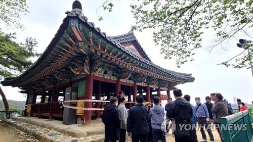 화마 피한 경포대 찾은 관광객들(강릉=연합뉴스) 유형재 기자 = 최근 강릉에서 발생한 대형산불로부터 화를 면한 경포대에 16일 관광객들이 찾아와 당시 긴박했던 상황을 돌아보고 있다. 2023.4.16 yoo21@yna.co.kr