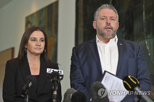 ICC에 호주군을 제소한 재키 램비(왼쪽) 호주 상원의원(캔버라 AP=연합뉴스) 재키 램비(왼쪽) 호주 연방 상원의원과 그의 변호사가 20일(현지시간) 캔버라에 있는 국회의사당에서 기자회견을 하고 있다. 2023. 6. 21 photo@yna.co.kr