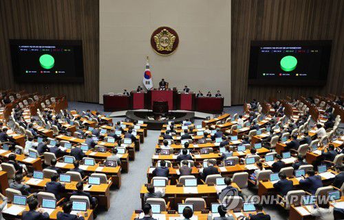 스토킹 범죄 처벌법 개정안 본회의 통과(서울=연합뉴스) 이정훈 기자 = 스토킹범죄의 처벌 등에 관한 법률 일부개정법률안이 21일 오후 국회에서 열린 본회에서 통과되고 있다.  2023.6.21 uwg806@yna.co.kr