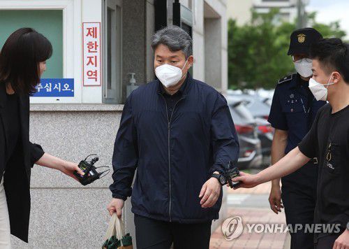 김진호 전 용산경찰서 정보과장 보석(서울=연합뉴스) 김성민 기자 = 이태원 참사와 관련된 경찰 내부 보고서를 삭제하라고 지시한 혐의를 받는 김진호 전 용산경찰서 정보과장이 21일 오후 서울 구로구 서울남부구치소에서 보석 석방되고 있다. 2023.6.21 ksm7976@yna.co.kr