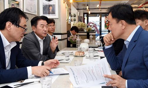 의정부시장, 대통령실에 캠프 스탠리 조기 반환 건의(의정부=연합뉴스) 김동근 경기 의정부시장이 22일 대통령실을 방문해 이창진 시민사회수석실 선임행정관에게 미군기지인 캠프 스탠리 조기 반환 필요성을 설명하고 있다. 2023.6.22 [의정부시 제공. 재판매 및 DB 금지]