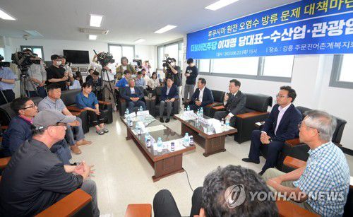 이재명, 오염수 대책 마련 수산업 간담회(강릉=연합뉴스) 유형재 기자 = 더불어민주당 이재명 대표가 22일 강원 강릉시 주문진어촌계복지회관에서 수산업·관광업계 관계자들을 만나 일본 후쿠시마 원전 오염수 방출에 따른 우려에 대해 발언하고 있다. 2023.6.22 yoo21@yna.co.kr