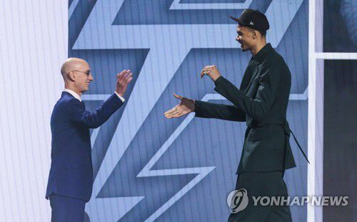 빅토르 웸반야마(오른쪽)[EPA=연합뉴스]