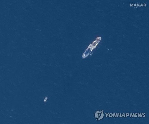 타이태닉 관광 잠수정 수색하는 선박(해상 AFP=연합뉴스) 대서양에서 실종된 타이태닉호 관광용 잠수정 '타이탄'을 찾기 위해 22일(현지시간) '폴라 프린스'호가 해수면 수색 작업을 벌이고 있다. 이날 미국 해안경비대는 타이태닉호 뱃머리로부터 488ｍ 떨어진 해저에서 테일콘(기체 꼬리 부분의 원뿔형 구조물) 등 잠수정 잔해물 5개를 발견한 것을 근거로 잠수정이 내파해 사고가 발생해 탑승자 5명이 전원 사망한 것으로 추정된다고 밝혔다. 2023.06.23 yerin4712@yna.co.kr