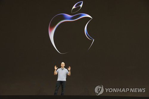 세계 개발자 회의서 기조연설 하는 팀 쿡 애플 CEO(쿠퍼티노 EPA=연합뉴스) 팀 쿡 애플 최고경영자(CEO)가 5일(현지시간) 미국 캘리포니아주 쿠퍼티노 애플파크에서 열린 2023 애플 세계 개발자 회의(WWDC)에서 기조연설하고 있다. 이날 쿡 CEO는 업그레이드된 노트북 맥북 에어와 컴퓨터 본체인 맥 스튜디오와 맥 프로, MR 헤드셋 등 신제품을 발표했다. 2023.06.06 ddy04002@yna.co.kr