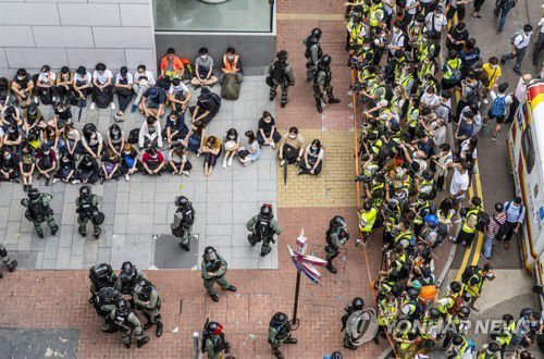 2020년 5월27일 경찰에 붙잡힌 홍콩 시위대[EPA 연합뉴스 자료사진]