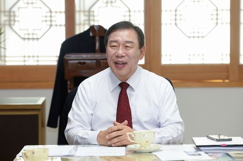 민선 4기 취임 1년 인터뷰하는 최민호 세종시장 (세종=연합뉴스) 최민호 세종시장이 26일 민선 4기 취임 1년을 맞아 연합뉴스와 인터뷰를 하고 있다. 2023.6.26 [세종시 제공. 재판매 및 DB 금지]