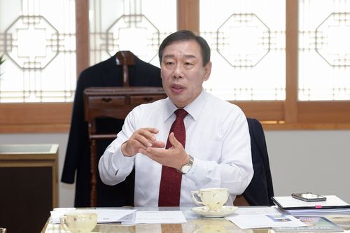 민선 4기 취임 1년 인터뷰하는 최민호 세종시장(세종=연합뉴스) 최민호 세종시장이 26일 민선 4기 취임 1년을 맞아 연합뉴스와 인터뷰를 하고 있다. 2023.6.26 [세종시 제공. 재판매 및 DB 금지]