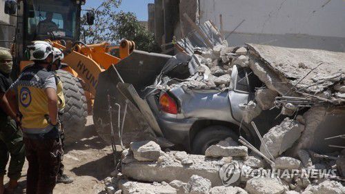 러시아군, 시리아 반군 지역 폭격(이들리브 로이터=연합뉴스) 25일(현지시간) 시리아 이들리브주 반군 지역 도시에서 러시아군의 폭격으로 인해 건물과 차량이 파손돼 있다. 2023.6.26 photo@yna.co.kr