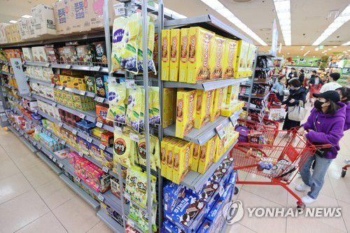 빵·과자 등 가공식품 약 10% 올라(서울=연합뉴스) 이재희 기자 = 지난달 가공식품 물가 상승률은 10.4%로 글로벌 금융위기 때인 2009년 4월(11.1%) 이후 13년 10개월 만의 최고였다. 품목별로 보면 빵 17.7%, 커피 15.6%, 스낵 과자 14.2%, 아이스크림 13.6% 등으로 가격이 상승했다. 사진은 27일 서울 한 대형마트의 과자 매대. 2023.3.27 scape@yna.co.kr