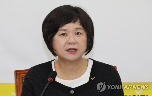 기자간담회하는 이정미 대표(서울=연합뉴스) 하사헌 기자 = 정의당 이정미 대표가 전날 오전 서울 여의도 국회에서 기자간담회를 하고 있다. 2023.6.25 toadboy@yna.co.kr