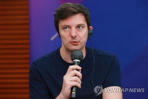 주제발표하는 윌 모이(서울=연합뉴스) 진연수 기자 = 27일 서울 중구 프레스센터에서 '가짜뉴스VS팩트체크 : 끝날 수 없는 전쟁'을 주제로 열린 2023 KDF 언론포럼에서 윌 모이 영국 풀팩트 최고경영자가 주제발표를 하고 있다. 2023.6.27 jin90@yna.co.kr