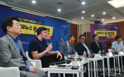 윌 모이 '가짜뉴스와 팩트체크'(서울=연합뉴스) 진연수 기자 = 27일 서울 중구 프레스센터에서 '가짜뉴스VS팩트체크 : 끝날 수 없는 전쟁'을 주제로 열린 2023 KDF 언론포럼에서 윌 모이 영국 풀팩트 최고경영자가 주제발표를 하고 있다. 2023.6.27 jin90@yna.co.kr