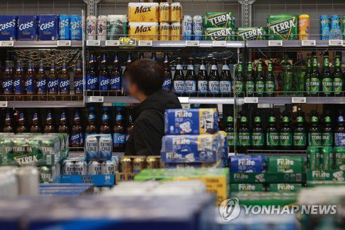 맥주 주세 안 올린다…정부, 종량세 물가연동제 재검토(서울=연합뉴스) 진연수 기자 = 13일 서울 시내 한 대형마트에 맥주가 진열되어 있다. 기획재정부에 따르면 정부는 물가 상승에 따라 자동으로 세금이 올라가는 현재의 맥주·탁주 종량세 물가연동제를 물가가 올라도 맥주·탁주에 붙는 주세가 인상되지 않도록 종량세 물가연동제를 폐지하고, 세금을 일정 기간 일정 수준으로 고정하는 방안을 검토하기로 했다. 2023.3.13 jin90@yna.co.kr