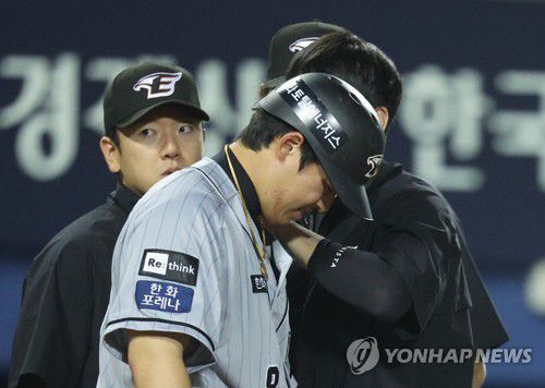 몸에 맞은 공에 아파하는 노시환5월 2일 오후 서울 잠실야구장에서 열린 프로야구 한화 이글스와 두산 베어스의 경기. 6회초 2사 1, 2루 한화 노시환이 두산 투수 알칸타라가 던진 공을 맞은 뒤 아파하고 있다. [연합뉴스 자료사진]