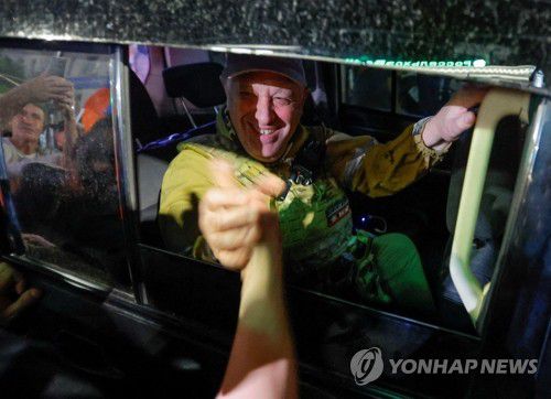 러 남부서 철수하는 바그너그룹 수장 프리고진(로스토프나도누 로이터=연합뉴스) 무장 반란을 일으킨 러시아 용병기업 바그너 그룹의 수장 예브게니 프리고진이 24일(현지시간) 점령 중이던 러시아 남부 도시 로스토프나도누에서 철수하면서 주민과 인사를 하고 있다. 앞서 프리고진은 러시아군 수뇌부를 축출하겠다며 로스토프나도누와 보로네시를 장악하는 등 무장 반란을 일으켰다가 하루 만에 반란을 중단하기로 합의했다. 2023.06.25 yerin4712@yna.co.kr