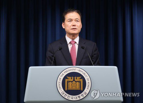 인사말하는 김영호 통일부 장관 후보자(서울=연합뉴스) 진성철 기자 = 통일부 장관 후보자에 지명된 김영호 성신여대 정치외교학과 교수가 29일 서울 용산 대통령실 청사 브리핑룸에서 인사말하고 있다. 2023.6.29 zjin@yna.co.kr