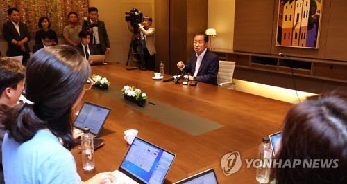 2023 대구투자설명회 마치고 기자간담회하는 홍준표 대구시장(서울=연합뉴스) 하사헌 기자 = 홍준표 대구시장이 29일 오후 서울 여의도 한 호텔에서 2023 대구투자설명회를 마치고 기자간담회를 하고 있다. 2023.6.29 toadboy@yna.co.kr