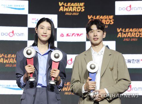'우리가 V-리그 MVP'(서울=연합뉴스) 이지은 기자 = 10일 오후 서울 용산구 그랜드 하얏트호텔에서 프로배구 2022-2023 V-리그 시상식에서 정규리그 MVP를 수상한 흥국생명 김연경과 대한항공 한선수가 기념촬영을 하고 있다. 2023.4.10 jieunlee@yna.co.kr