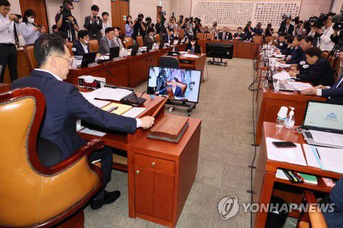 의사봉 두드리는 김도읍 법사위원장(서울=연합뉴스) 이정훈 기자 = 29일 오전 국회에서 열린 법제사법위원회 전체회의에서 김도읍 위원장이 의사봉을 두드리고 있다. 2023.6.29 uwg806@yna.co.kr