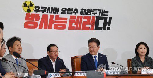 발언 듣는 이재명 대표(서울=연합뉴스) 한상균 기자 = 민주당 이재명 대표가 3일 국회 당 사무실에서 열린 초당적정치개혁 의원모임 간담회에서 국민의힘 이종배 의원의 발언을 듣고 있다. 2023.7.3 xyz@yna.co.kr