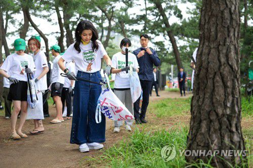 경포해수욕장 해변정화 활동하는 김건희 여사(강릉=연합뉴스) 임헌정 기자 = 윤석열 대통령 부인 김건희 여사가 3일 오후 강원 강릉시 경포해수욕장에서 새마을회 관계자 및 대학생 자원봉사자들과 함께 쓰레기 및 폐플라스틱 등을 줍는 해변정화 활동을 하고 있다. 2023.7.3 [대통령실 제공. 재판매 및 DB 금지] kane@yna.co.kr