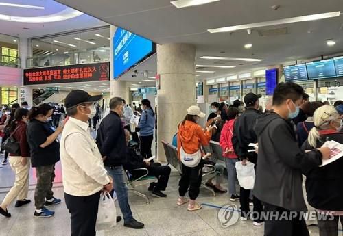 중국 병원서 진료 기다리는 환자들[연합뉴스 사진자료]