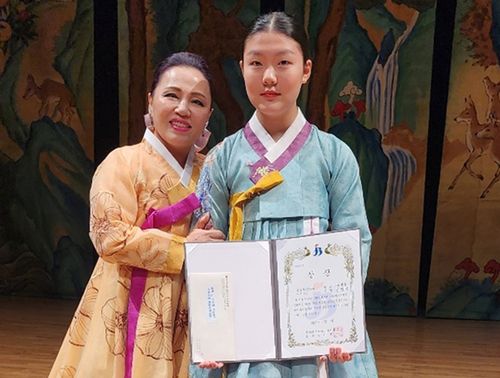 신정인 사북중 1학년 학생(오른쪽)[정선군 제공.재판매 및 DB 금지]