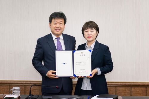 임명장 받은 박상연 울릉부군수(오른쪽)[울릉군 제공. 재판매 및 DB 금지]