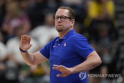 필라델피아 서머리그 경기 벤치를 지킨 너스 감독[AP=연합뉴스]