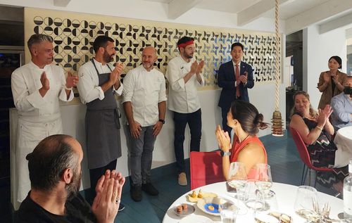 '한식 전도사'로 변신한 이탈리아 미슐랭 셰프들(로마=연합뉴스) 신창용 특파원 = '어서와 한국은 처음이지'에 출연한 이탈리아 미슐랭 셰프들이 4일(현지시간) 이탈리아 로마 근교 피우미치노에 있는 미슐랭 식당 '일 티노'에서 한식을 접목한 신메뉴를 선보였다. 식사가 끝난 뒤 셰프들이 참석자들로부터 박수를 받고 있다. 2023.07.04 changyong@yna.co.kr