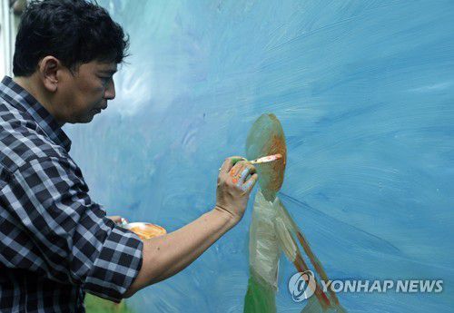 양곤 뒷골목 담벼락에 그림을 그리고 있는 민 꼬 나잉.2017.06.24[EPA 연합뉴스 자료 사진. 재판매 및 DB 금지]