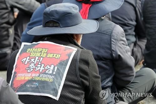 "안전운임 일몰제 폐지"(포항=연합뉴스) 손대성 기자 = 지난해 11월 24일 경북 포항시 남구 오천읍 포항철강산업단지에서 열린 민주노총 공공운수노조 화물연대본부(화물연대) 포항지부 총파업 출정식에서 조합원들이 구호를 외치고 있다. [연합뉴스 자료사진]