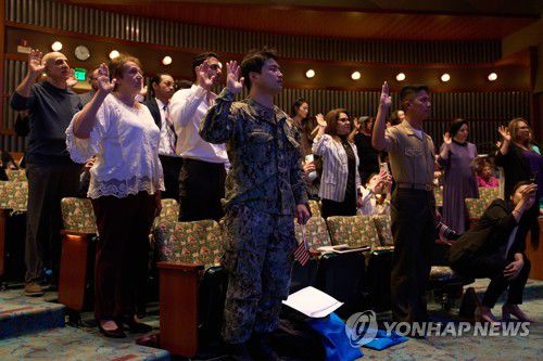 미국 신규 시민권자 선서식새로 미국 시민권을 받은 이들이 2023년 6월 29일(현지시간) 캘리포니아주 로스앤젤레스에서 열린 귀화식에서 충성 선서를 하고 있다. [EPA 연합뉴스 자료사진. 재판매 및 DB 금지]