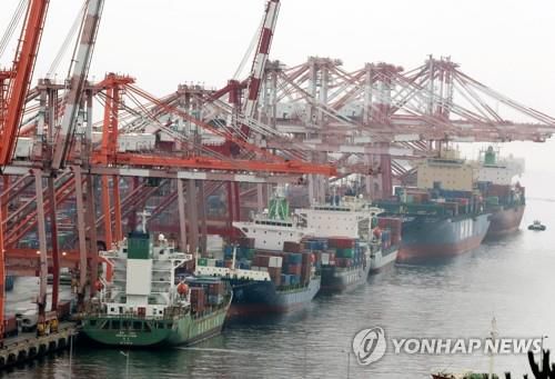 컨테이너 하역작업 중인 부산항 [연합뉴스 자료사진]