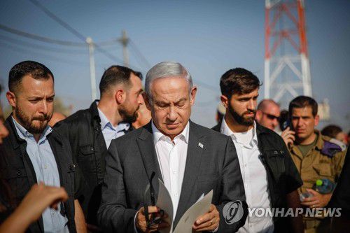 '대규모 군사작전' 제닌 방문한 네타냐후 이스라엘 총리(살렘 AFP=연합뉴스) 이스라엘군의 대규모 군사작전이 마무리 절차에 들어간 가운데 베냐민 네타냐후 이스라엘 총리(가운데)가 4일(현지시간) 난민촌 제닌 근처 군 초소를 방문해 있다. 이날 네타냐후 총리는 "지금은 임무를 마무리하지만 제닌에서 이뤄진 광범위한 작전은 일회성이 아니다"고 말하며 이번과 같은 기습을 되풀이할 가능성을 거론했다. 2023.07.05 yerin4712@yna.co.kr