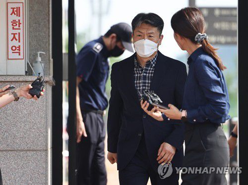 이임재 전 용산경찰서장, 보석 석방(서울=연합뉴스) 윤동진 기자 = 이태원 참사 당시 현장 경찰 대응을 지휘한 이임재 전 용산경찰서 서장이 6일 서울 구로구 서울남부구치소에서 보석 석방되고 있다. 2023.7.6 mon@yna.co.kr