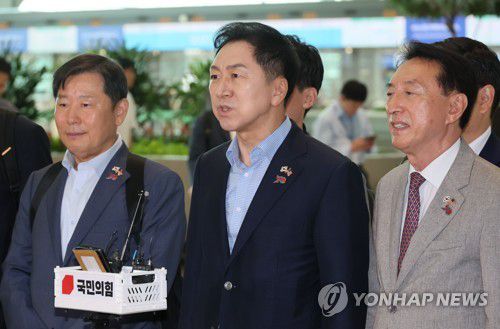 출국 전 취재진 질의에 답변하는 김기현(영종도=연합뉴스) 이정훈 기자 = 국민의힘 김기현 대표가 10일 인천국제공항에서 미국으로 출국하기 전 취재진 질의에 답하고 있다.     5박7일 일정으로 미국 워싱턴DC와 뉴욕, 로스앤젤레스를 방문하는 김 대표는 미 백악관·정부 관계자, 상·하원 의원들을 만나 올해 70주년을 맞은 한미동맹의 강화 방안을 모색한다. 2023.7.10 uwg806@yna.co.kr