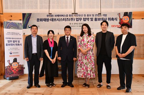 문화재청-데브시스터즈 업무 협약 및 홍보대사 위촉식왼쪽 세 번째부터 최응천 문화재청장, 우나영 작가(필명 흑요석), 정남혁 데브시스터즈 IP 비즈니스 그룹장 [문화재청 제공. 재판매 및 DB 금지]