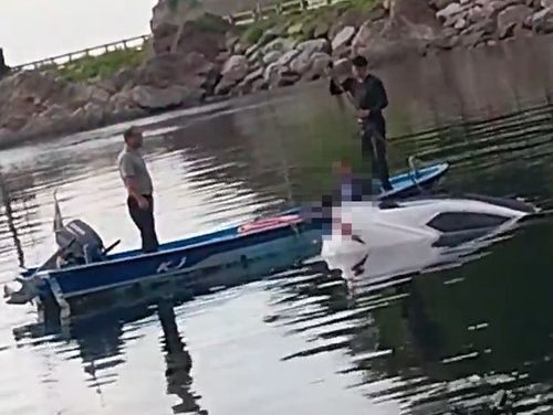 차량 익수자 구조현장[동해해경 제공. 재판매 및 DB 금지]