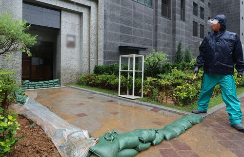 아파트 단지에 쌓인 모래주머니    (인천=연합뉴스) 임순석 기자 = 13일 인천시 서구 백석동 한 아파트 입구에 침수 방지를 위한 모래주머니가 쌓여 있다. 2023.7.13      soonseok02@yna.co.kr