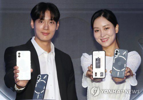 낫싱, 투명 스마트폰 '폰 투' 출시(서울=연합뉴스) 이재희 기자 = 12일 서울 성동구 타임애프터타임에서 모델들이 이날 영국 테크 스타트업 '낫싱'이 출시한 휴대전화 '폰 투'를 홍보하고 있다. 2023.7.12 scape@yna.co.kr