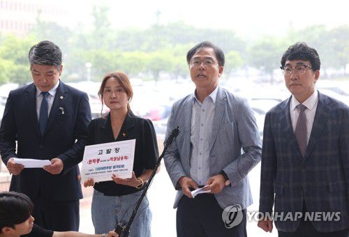 민주당 경기도당, 서울-양평 고속도로 관련 원희룡 고발(과천=연합뉴스) 신준희 기자 = 더불어민주당 경기도당 최재관 여주양평지역위원장이 13일 서울-양평 고속도로 백지화 논란과 관련 원희룡 국토교통부 장관을 직권남용 혐의로 고위공직자범죄수사처에 고발하기 위해 정부과천청사로 들어서며 취재진과 인터뷰하고 있다. 2023.7.13 hama@yna.co.kr