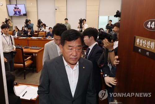 이태원참사 특별법, 반쪽 공청회(서울=연합뉴스) 한상균 기자 = 13일 국회 행정안전위원회에서 국민의힘 의원들이 '이태원 참사 특별법' 입법 공청회 전 퇴장하고 있다. 2023.7.13 xyz@yna.co.kr