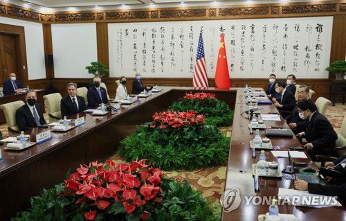 베이징서 회담하는 미중 외교수장토니 블링컨 미국 국무장관(왼쪽 두 번째)과 중국 외교라인 1인자인 왕이 공산당 중앙정치국 위원(오른쪽 두 번째)이 지난달 19일 중국 베이징에서 회담하고 있다. 블링컨 장관은 전날 오전 미국 국무장관으로는 5년 만에 중국을 찾았다. 2023.07.14  [AFP 연합뉴스 자료사진. 재판매 및 DB 금지]