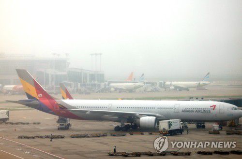 2차 쟁의행위 나선 아시아나항공조종사노조(영종도=연합뉴스) 이지은 기자 = 임금협상을 두고 사측과 입장차를 좁히지 못한 아시아나항공조종사노조가 오는 24일부터 파업에 돌입한다고 14일 밝혔다. 아시아나항공조종사노조에 따르면 전날까지 이뤄진 네차례 임금협상이 결렬됨에 따라 노조는 이날부터 2차 쟁의행위에 나서고, 24일부터 파업에 나선다. 사진은 14일 오전 인천국제공항 제1터미널에 계류 중인 아시아나항공 여객기. 2023.7.14 jieunlee@yna.co.kr