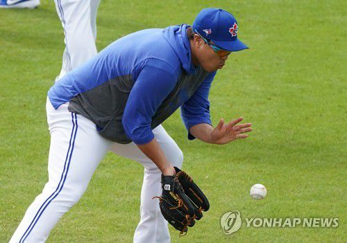 수비 훈련하는 류현진[연합뉴스 자료사진]