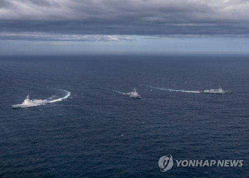 한·미·일, 동해서 해상 미사일 방어훈련 실시(서울=연합뉴스) 한미 해군과 일본 해상자위대가 16일 동해 공해상에서 북한의 연이은 탄도미사일 발사 등 고도화되는 북한의 핵, 미사일 위협에 대응하기 위한 해상 미사일 방어훈련을 실시하고 있다.      오른쪽부터 한국 해군 이지스구축함 율곡이이함, 미국 해군 이지스구축함 존핀함, 일본 해상자위대 이지스구축함 마야함. 2023.7.16 [해군 제공. 재판매 및 DB 금지] photo@yna.co.kr